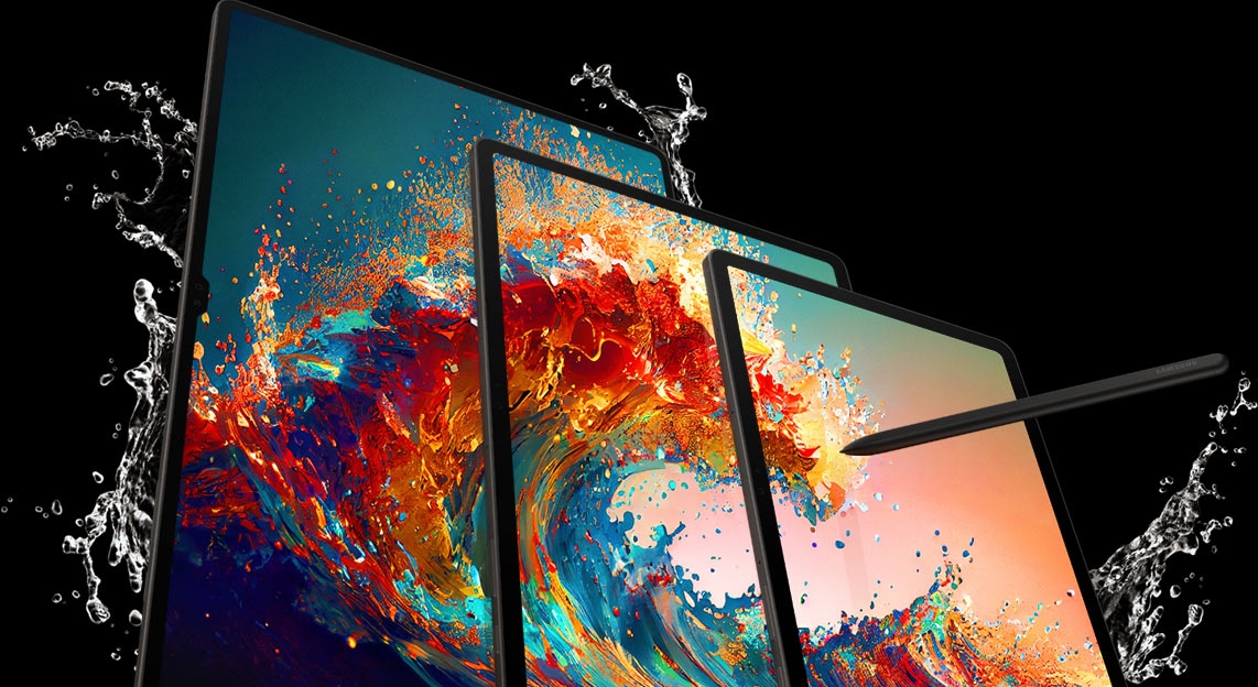 Les Galaxy Tab S9, S9+ et S9 Ultra sont align&eacute;es les unes aux autres en mode Portrait, toutes avec un fond d&rsquo;&eacute;cran de vague color&eacute;e. Des &eacute;claboussures d&rsquo;eau entourent les trois appareils, et un S Pen est point&eacute; vers l&rsquo;&eacute;cran de la Galaxy Tab S9.