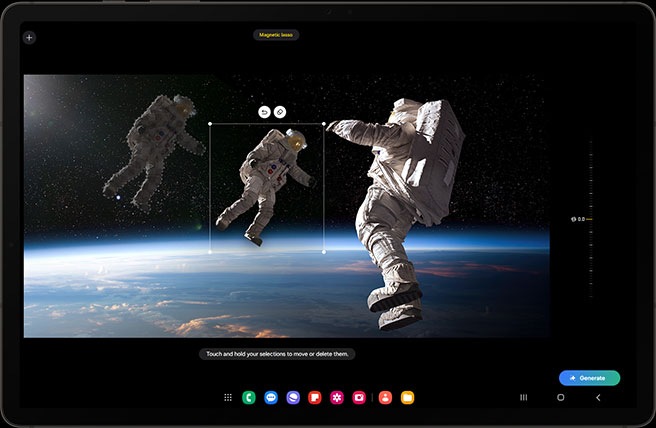 Une Galaxy Tab S9+ en mode Paysage avec l&rsquo;application Photo Editor ouverte, montrant une image de deux astronautes flottant dans l&rsquo;espace. L&rsquo;image originale de l&rsquo;astronaute &agrave; gauche a &eacute;t&eacute; s&eacute;lectionn&eacute;e et plac&eacute;e au milieu de l&rsquo;&eacute;cran &agrave; l&rsquo;aide de la fonction Photo Assist.