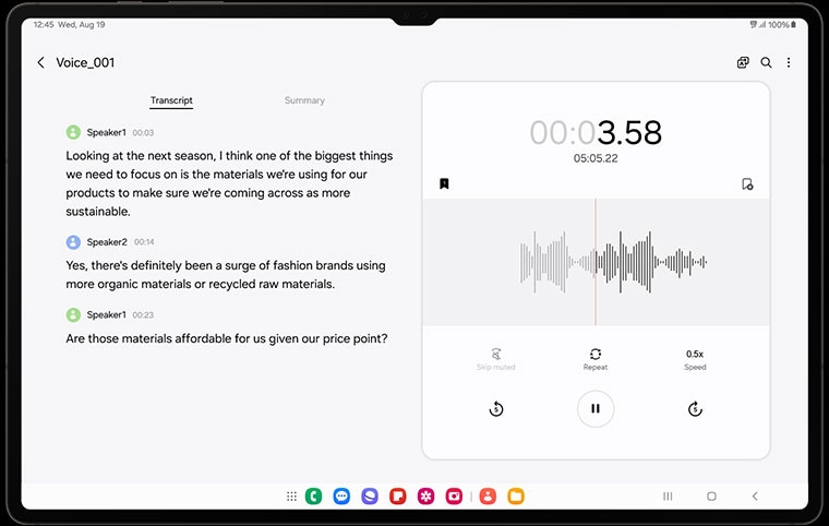 Une Galaxy Tab S9 Ultra en mode Paysage avec l&rsquo;application Voice Recorder ouverte. Sur la gauche se trouve une version transcrite du fichier d&rsquo;enregistrement sous l&rsquo;onglet &laquo;&nbsp;Transcription&nbsp;&raquo; avec l&rsquo;onglet &laquo;&nbsp;R&eacute;sum&eacute;&nbsp;&raquo; &agrave; c&ocirc;t&eacute;, obtenue &agrave; l&rsquo;aide de la fonction Transcript Assist. Le fichier d&rsquo;enregistrement d&rsquo;origine se trouve &agrave; droite.