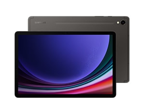Une Galaxy Tab S9 Graphite vue de face avec un fond d&rsquo;&eacute;cran bleu. Derri&egrave;re, une autre Galaxy Tab S9 Ultra Graphite avec l&rsquo;arri&egrave;re tourn&eacute; vers l&rsquo;avant et le logo Samsung affich&eacute;.