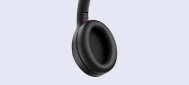 Gros plan sur un écouteur du casque WH-1000XM4