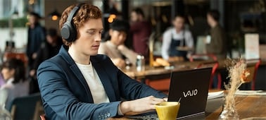 Casque WH-1000XM4 dans un restaurant