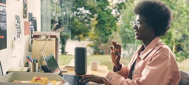 Image d'une personne avec son ordinateur portable et l'enceinte sans fil portable SRS-XE300 s&eacute;rie&nbsp;X