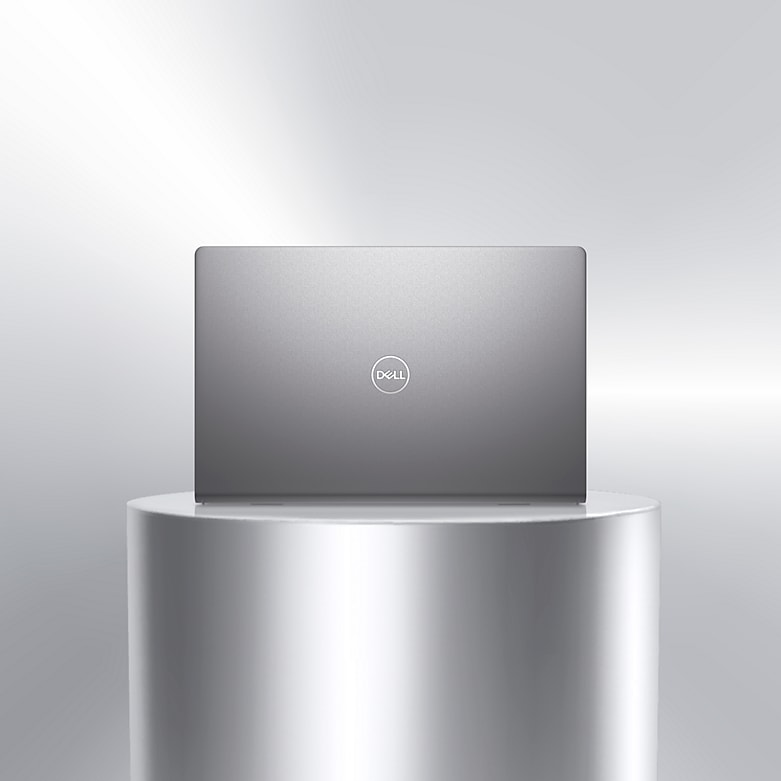 Image d’un ordinateur portable Dell Vostro 15 3520 sur un objet métallique montrant l’arrière du produit avec le logo Dell.