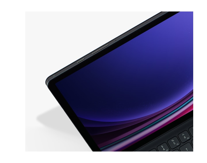Gros plan de la Galaxy Tab S9 avec un Book Cover Keyboard pour mettre en valeur le design fin de l&rsquo;&eacute;tui.