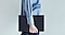 Une personne v&ecirc;tue d&rsquo;une chemise bleue est pr&eacute;sent&eacute;e en train de marcher tout en tenant une Galaxy Tab S9+ prot&eacute;g&eacute;e par un Book Cover Keyboard Slim.