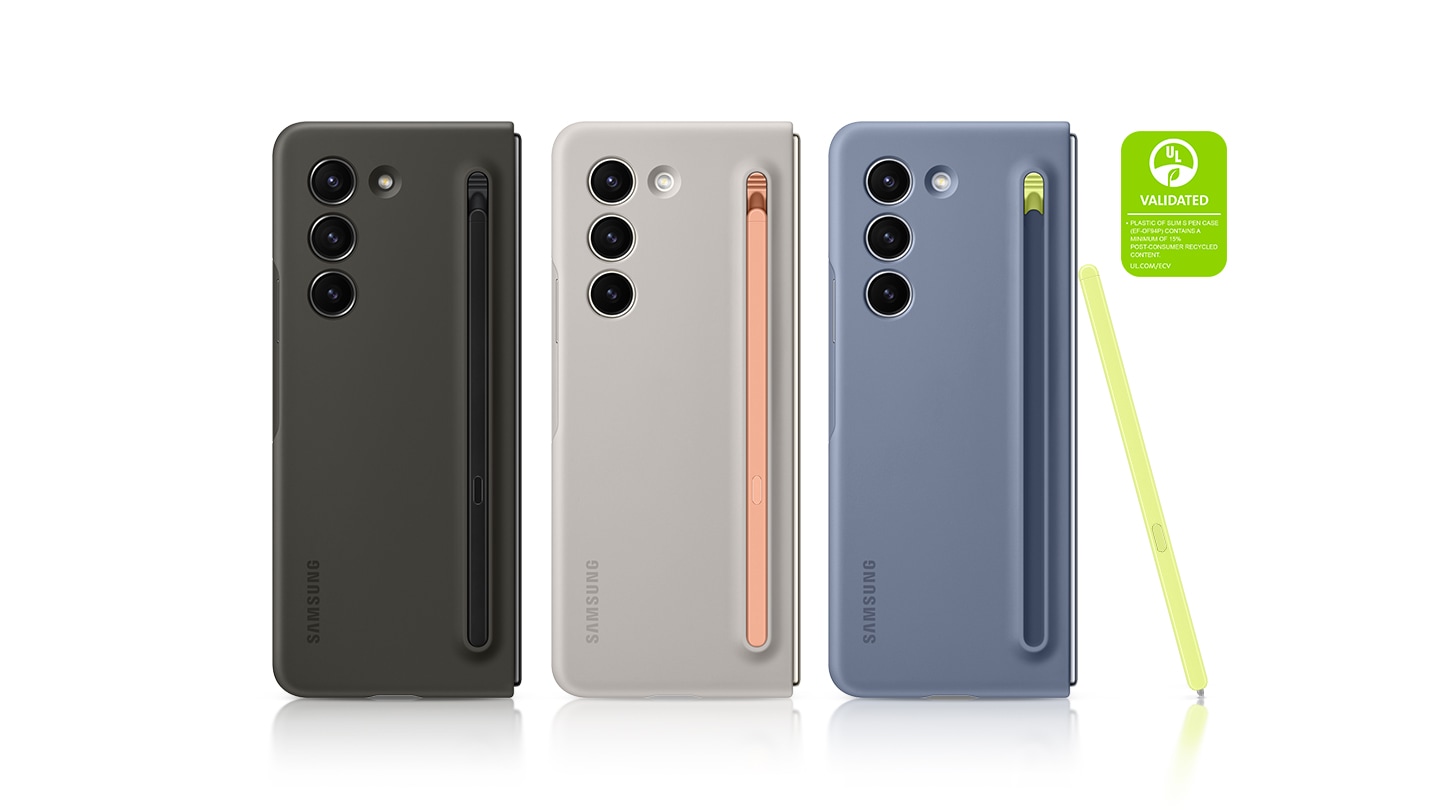 Une vue arri&egrave;re de trois&nbsp;Galaxy Z Fold5&nbsp;debout c&ocirc;te &agrave; c&ocirc;te est affich&eacute;e. Ils sont chacun recouverts d&rsquo;un &eacute;tui&nbsp;S Pen fin de diff&eacute;rentes couleurs (graphite, sable et bleu glac&eacute;), ainsi que de leur S Pen de diff&eacute;rentes couleurs attach&eacute; &agrave; l&rsquo;arri&egrave;re. Le S Pen tout &agrave; droite est sorti de son &eacute;tui. Le texte indique que LE PLASTIQUE DE l&rsquo;&Eacute;TUI S PEN FIN (EF-OF94P) CONTIENT AU MOINS 15&nbsp;% DE MATI&Egrave;RES RECYCL&Eacute;ES POST-CONSOMMATION. UL.COM/ECV
