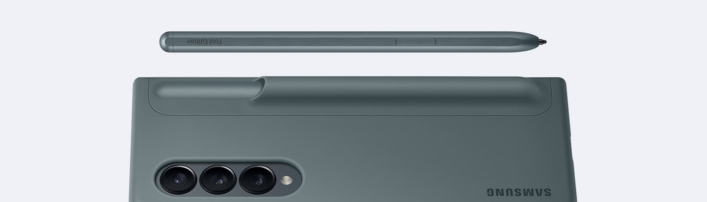Un&nbsp;Galaxy Z Fold4&nbsp;recouvert d&rsquo;une coque verticale avec support pour stylet grisvert est plac&eacute; horizontalement sur le dos avec le S Pen au-dessus de l&rsquo;appareil.