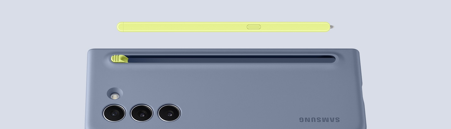 Un Galaxy Z Fold5&nbsp;recouvert d&rsquo;un &eacute;tui&nbsp;S Pen&nbsp;fin bleu glac&eacute; est plac&eacute; horizontalement sur le dos avec le S Pen au-dessus de l&rsquo;appareil, mettant en valeur le nouveau design plus fin.