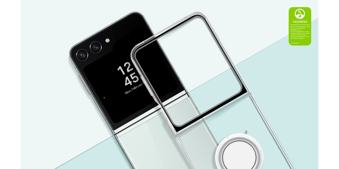 Une vue arri&egrave;re d'un smartphone Galaxy Z Flip5 d&eacute;pli&eacute; est montr&eacute;e l&eacute;g&egrave;rement superpos&eacute;e et sous une coque transparente avec support amovible, mettant en &eacute;vidence le design transparent de la coque. Le texte indique que le support de la coque transparente avec support amovible (EF-XF731) contient un minimum de 9,3 % de contenu recycl&eacute; post-consommation. LA CL&Eacute; LAT&Eacute;RALE DE LA COQUE TRANSPARENTE AVEC SUPPORT AMOVIBLE (EF-XF731) CONTIENT UN MINIMUM DE 34 % DE CONTENU D'ORIGINE BIOLOGIQUE. UL.COM/ECV
