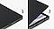 Une Galaxy Tab A9+ dans une Book Cover hybride pos&eacute;e &agrave; plat avec le couvercle ferm&eacute;. &Agrave; c&ocirc;t&eacute;, le couvercle du couvercle est l&eacute;g&egrave;rement ouvert avec l'&eacute;cran de l'appareil allum&eacute;.