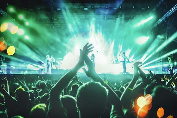 Image de personnes dansant lors d'un concert.