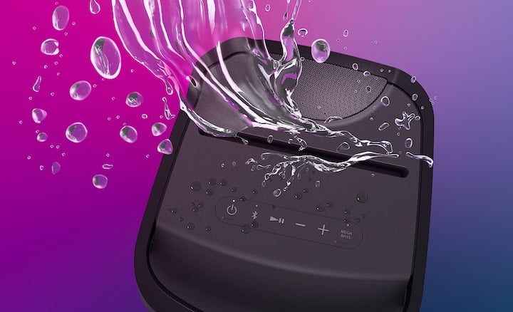 Image de l'enceinte portable XP700 de la s&eacute;rie X vue de dessus, avec des &eacute;claboussures d'eau pour illustrer sa r&eacute;sistance &agrave; l'eau.