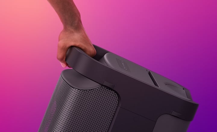 Image de l'enceinte portable XP700 de la s&eacute;rie X avec une main agrippant la poign&eacute;e confortable situ&eacute;e &agrave; l'arri&egrave;re de l'enceinte.