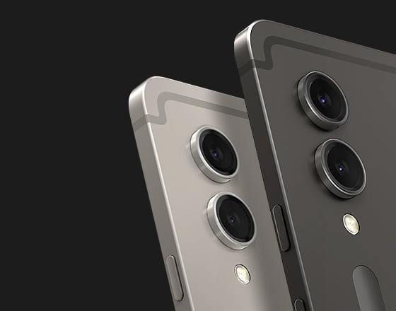Gros plan sur le syst&egrave;me d&rsquo;appareil photo de la Galaxy Tab S9 Ultra &agrave; l&rsquo;arri&egrave;re en Beige et Graphite, pr&eacute;sentant le design d&rsquo;appareil photo flottant avec l&rsquo;objectif principal ultra grand angle 8&nbsp;MP et l&rsquo;objectif principal grand angle 13&nbsp;MP.