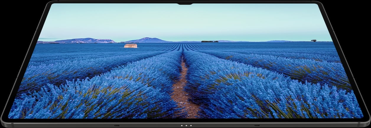 Une Galaxy Tab S9 en mode Paysage avec un fond d&rsquo;&eacute;cran de champ bleu &agrave; l&rsquo;&eacute;cran, illustrant les couleurs vives.