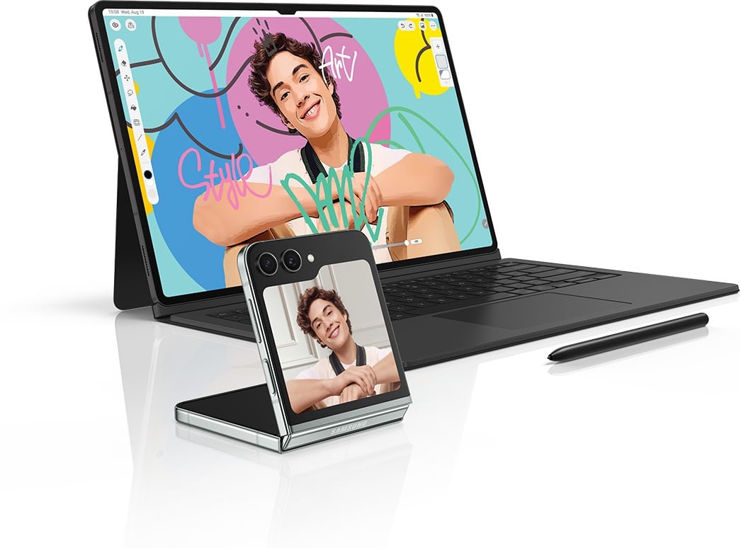 Une Galaxy Tab S9 avec le clavier Book Cover Keyboard install&eacute; est l&eacute;g&egrave;rement tourn&eacute;e vers la droite, avec une photo retouch&eacute;e d&rsquo;un homme ouverte dans l&rsquo;application Clip Studio Paint &agrave; l&rsquo;&eacute;cran. Le S Pen est plac&eacute; devant le clavier. L&rsquo;image originale est affich&eacute;e sur un Galaxy Z Flip5, plac&eacute; &agrave; c&ocirc;t&eacute; de la tablette, pour mettre en &eacute;vidence les fonctions de dessin et de peinture entre les appareils Samsung Galaxy.