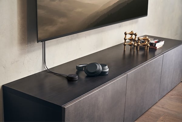 Écouteurs Sony sur un meuble sous un téléviseur
