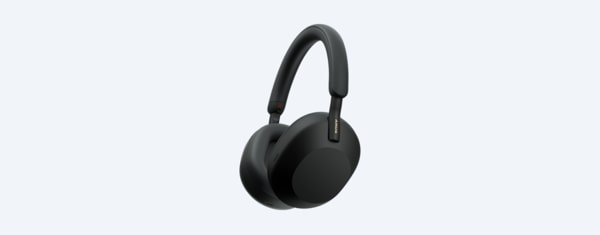 Vue oblique du casque WH-1000XM5 en noir