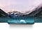 Le Galaxy S24 Plus avec film de protection d&rsquo;&eacute;cran antireflet est superpos&eacute; sur un paysage enneig&eacute; avec des montagnes et un lac. Le paysage est clairement visible gr&acirc;ce &agrave; la transparence du film de protection d&rsquo;&eacute;cran.
