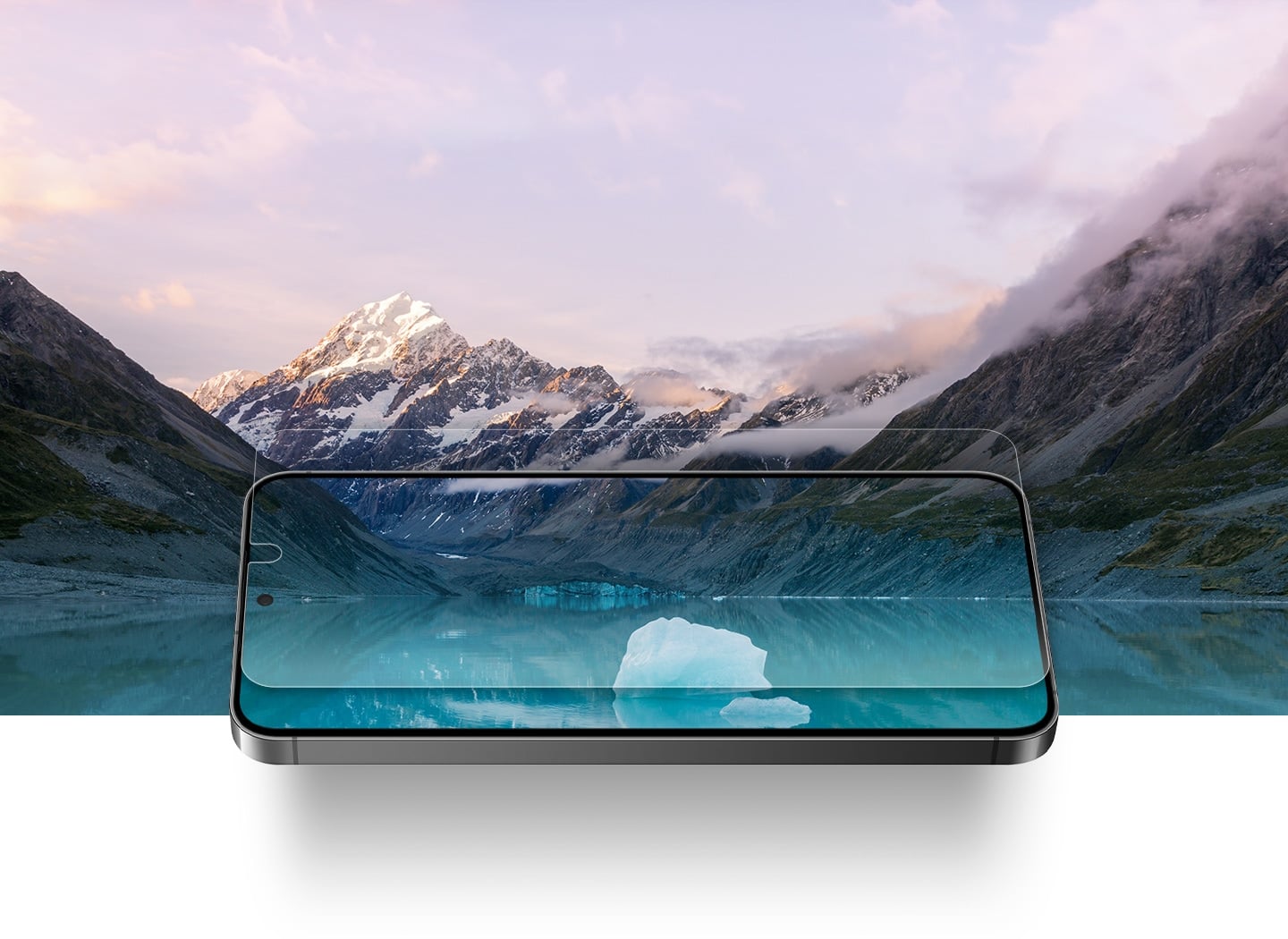 Le Galaxy S24 Plus avec film de protection d&rsquo;&eacute;cran antireflet est superpos&eacute; sur un paysage enneig&eacute; avec des montagnes et un lac. Le paysage est clairement visible gr&acirc;ce &agrave; la transparence du film de protection d&rsquo;&eacute;cran.
