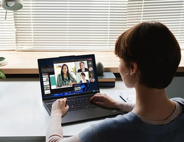 Personne à une table ou un bureau, utilisant un portable Lenovo ThinkPad E16 (16