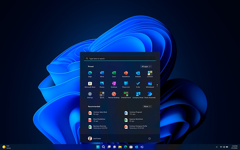 Logo bleu Microsoft&nbsp;Windows&nbsp;11 en arri&egrave;re-plan sur la page d&rsquo;accueil de l&rsquo;ordinateur portable et outil de recherche ouvert.