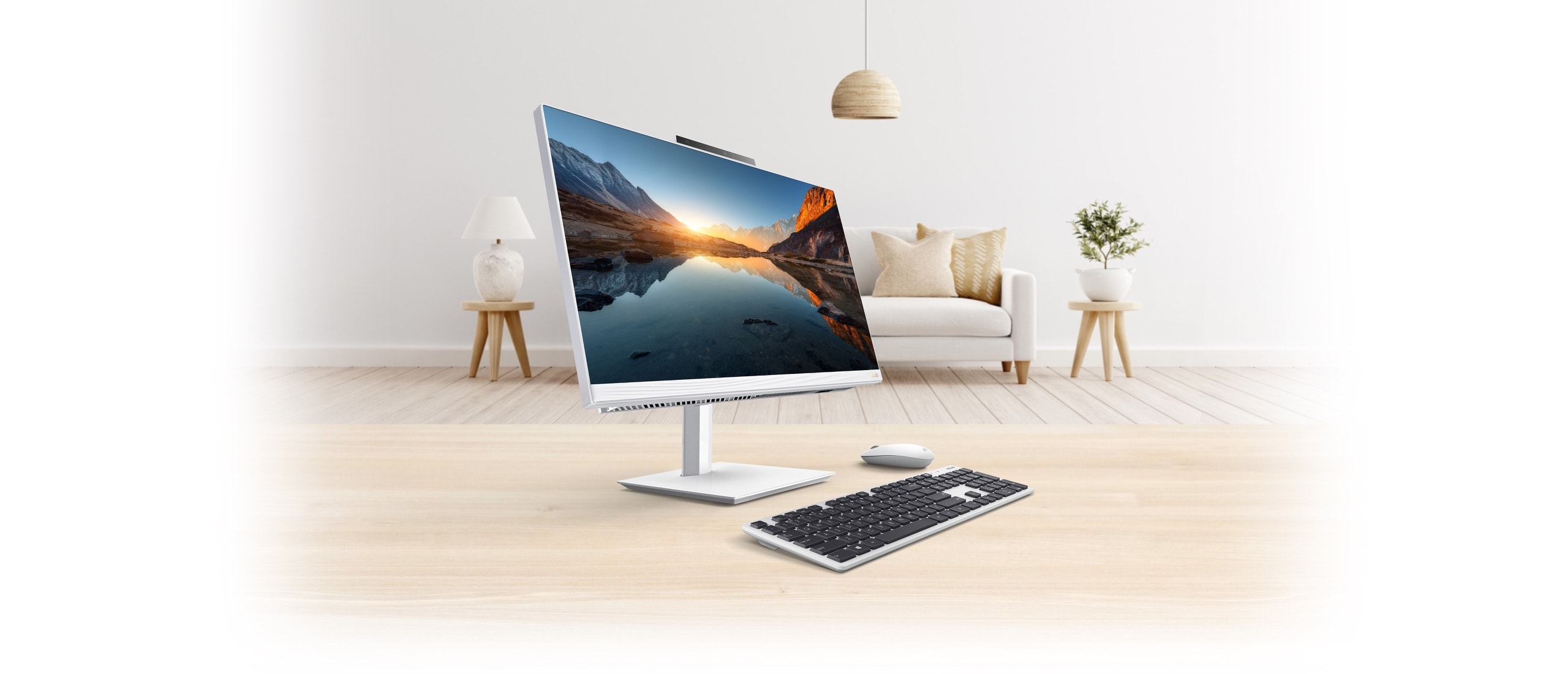 Un ASUS A5402WVA, avec clavier et souris, est montr&eacute; au milieu d'un salon. Sur le c&ocirc;t&eacute; gauche se trouve un meuble et sur le c&ocirc;t&eacute; droit un canap&eacute;.