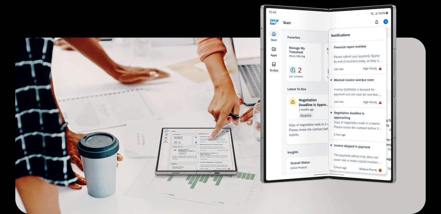 Galaxy Z Fold6 d&eacute;pli&eacute; vu de l&rsquo;&eacute;cran principal lors d&rsquo;une r&eacute;union professionnelle avec l&rsquo;application SAP Mobile Start en cours d&rsquo;utilisation.