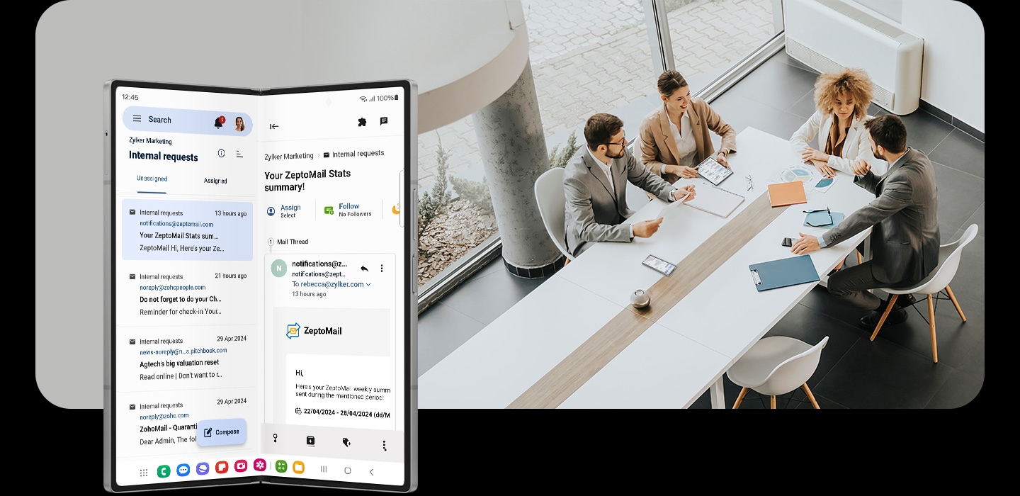 Le Galaxy Z Fold6 est d&eacute;pli&eacute; et vu de l&rsquo;&eacute;cran principal tandis que quelqu&rsquo;un dessine des id&eacute;es sur son bureau &agrave; l&rsquo;aide de Concepts et d&rsquo;un S Pen.