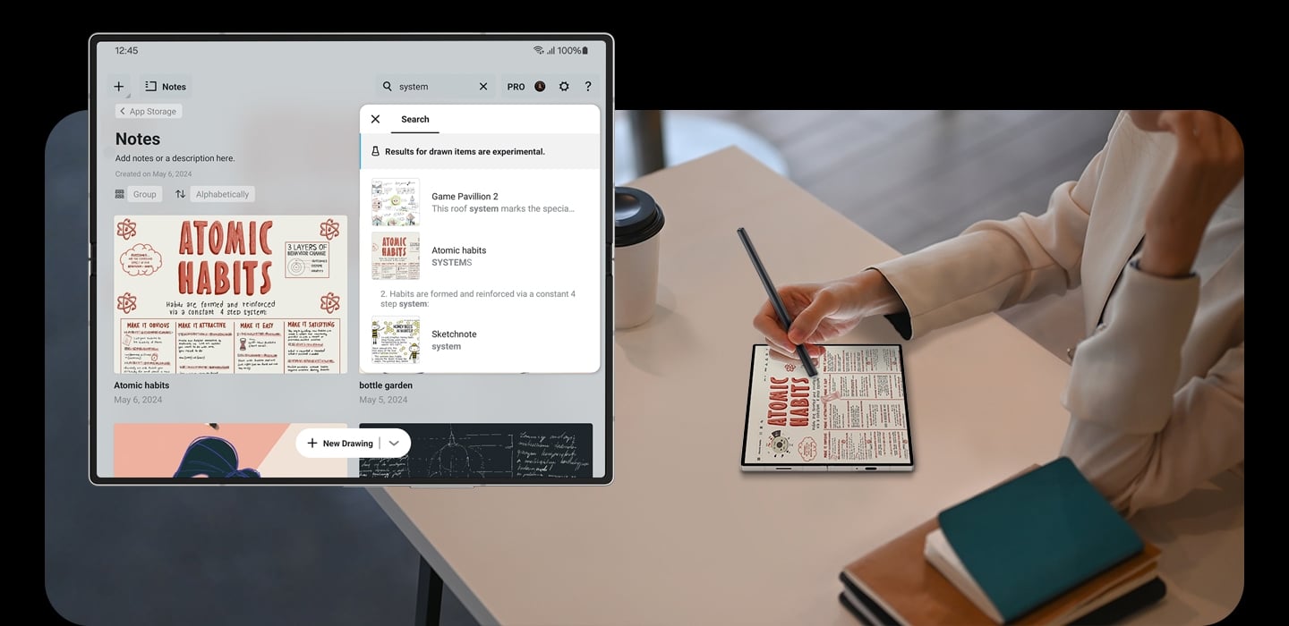 Le Galaxy Z Fold6 est d&eacute;pli&eacute; et vu de l&rsquo;&eacute;cran principal tandis que quelqu&rsquo;un dessine des id&eacute;es sur son bureau &agrave; l&rsquo;aide de Concepts et d&rsquo;un S Pen.