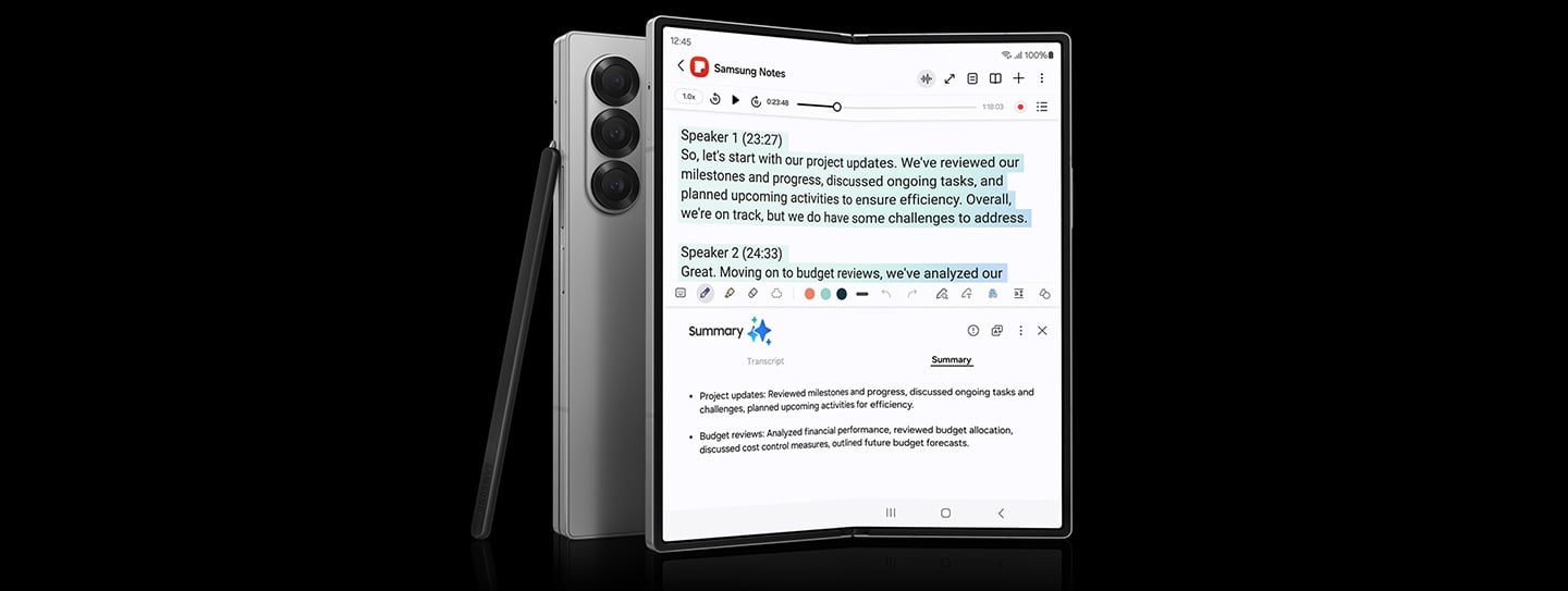 Le Galaxy Z Fold6 est déplié de l’écran principal avec l’application Notes ouverte. Note Assist est actif à l’écran. Le S Pen Fold Edition repose contre un autre Galaxy Z Fold6 plié.