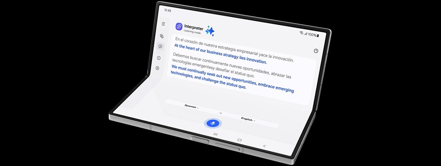 Le Galaxy Z Fold6 est vu en FlexMode depuis l’écran principal. Interpreter est actif et le texte traduit entre deux langues est visible.