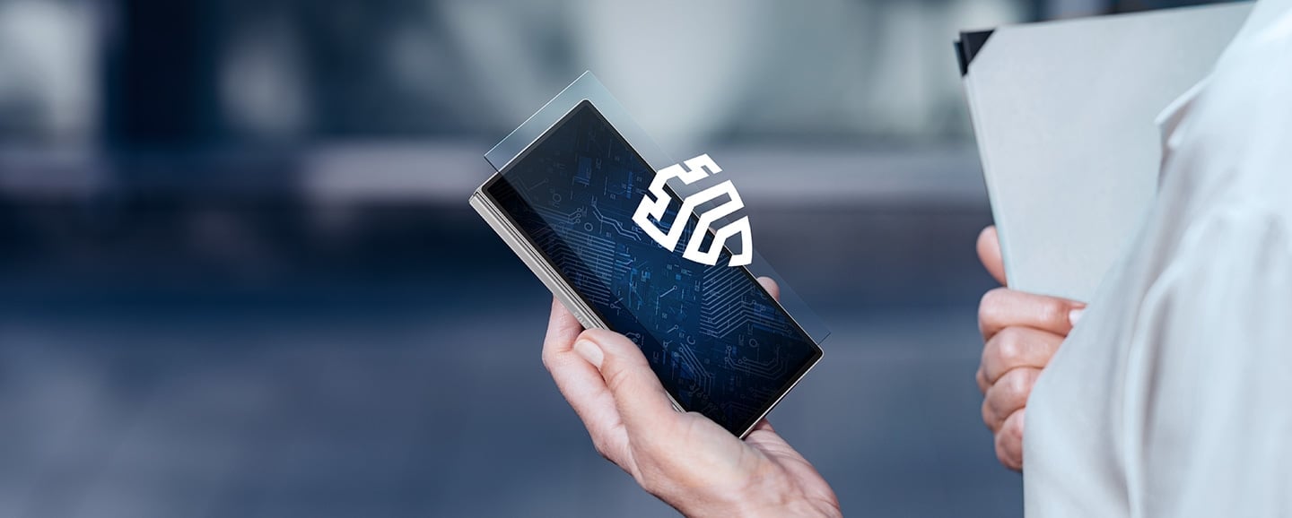 Le Galaxy Z Fold6 est tenu dans une main. Une couche virtuelle transparente avec le logo Samsung Knox survole l’écran.