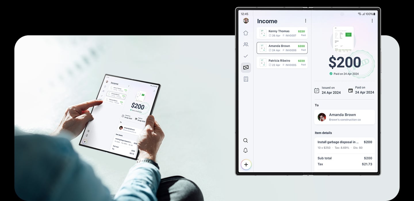 Un Galaxy Z Fold6 ouvert à droite et un autre Galaxy Z Fold6 identique est tenu par une personne à gauche, relativement éloignée.
