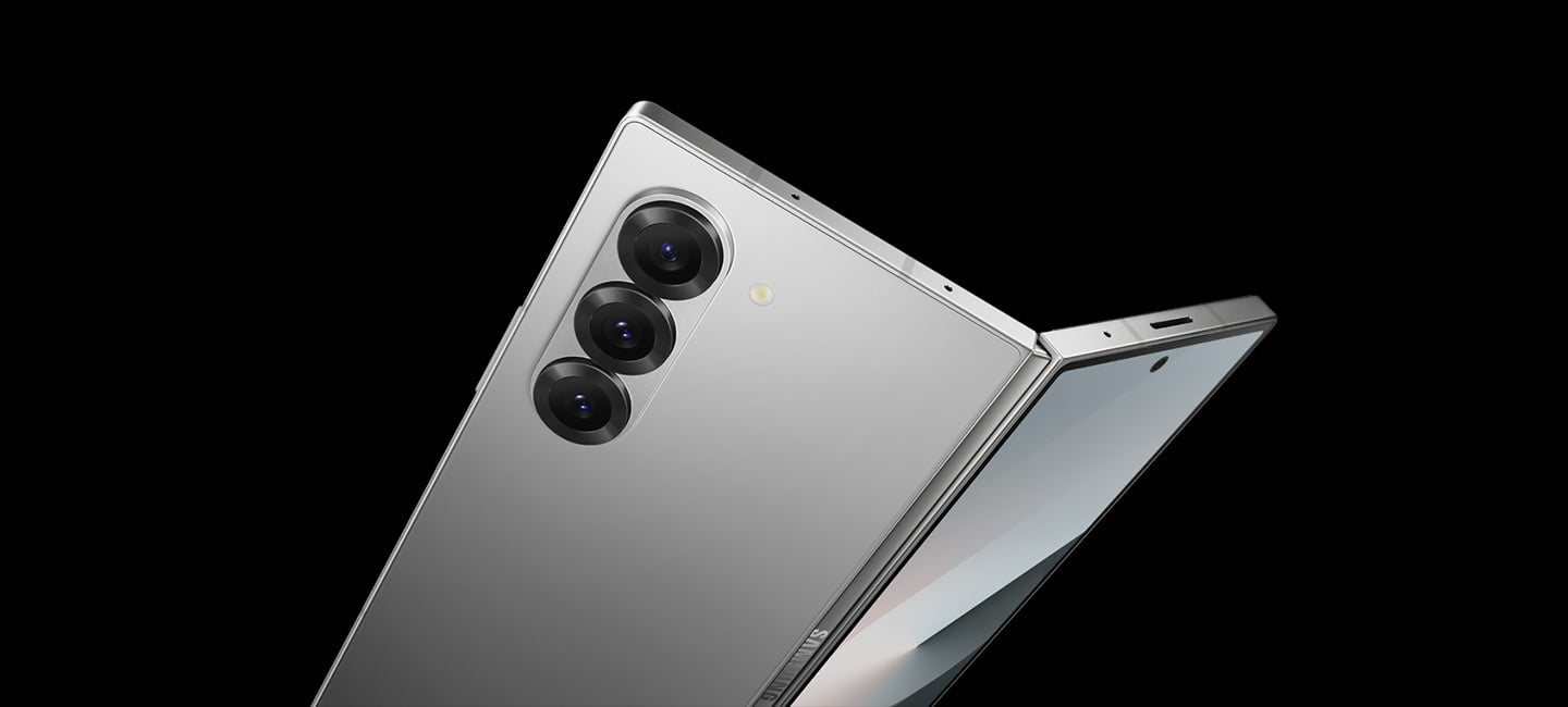 Un Galaxy Z Fold6 légèrement déplié est vu de biais, avec trois objectifs d’appareil photo arrière. 