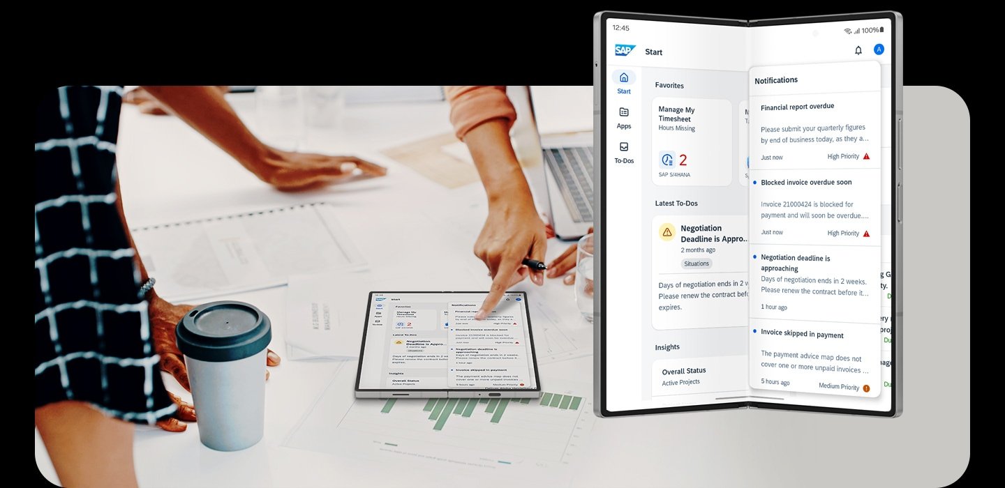 Galaxy Z Fold6 déplié vu de l’écran principal lors d’une réunion professionnelle avec l’application SAP Mobile Start en cours d’utilisation.