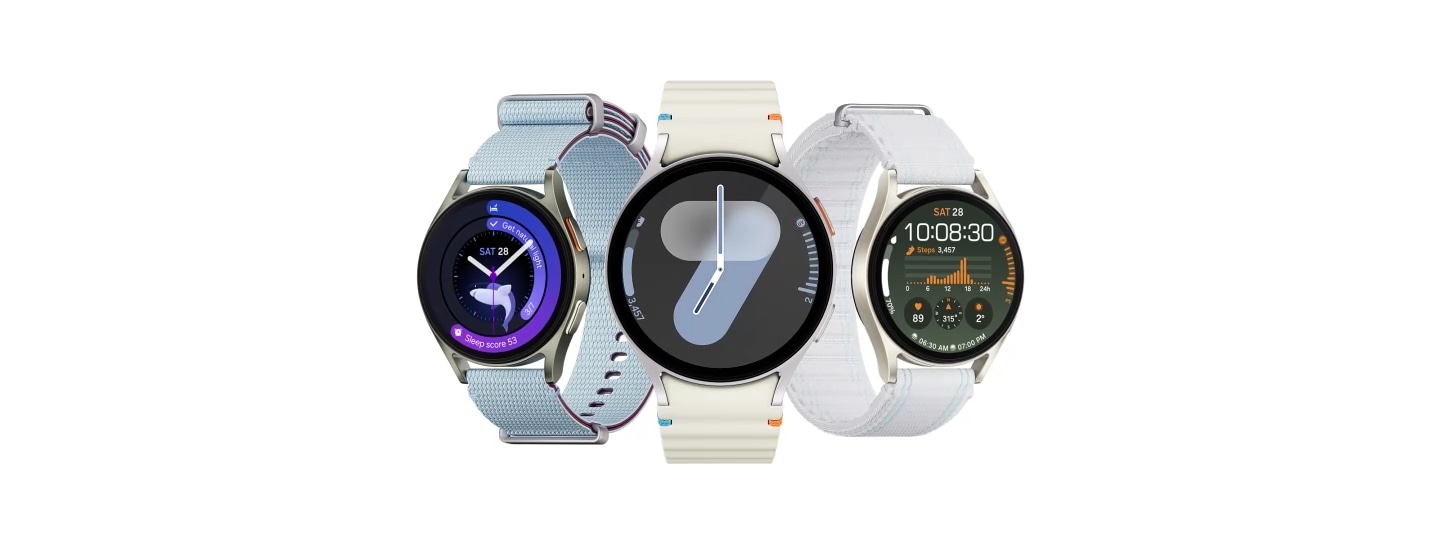 Une Galaxy Watch7 est vue de dos avec un bracelet sport fix&eacute;. Lorsque la montre tourne pour r&eacute;v&eacute;ler son &eacute;cran, deux autres Galaxy Watch7 apparaissent, l&rsquo;une avec un bracelet Athleisure et l&rsquo;autre avec un bracelet en tissu. Les trois appareils sont dispos&eacute;s ensemble et pr&eacute;sentent diff&eacute;rents cadrans de montre.