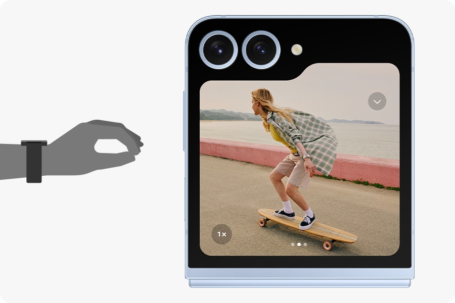 Une main illustr&eacute;e avec une Galaxy Watch7 fait un mouvement de Double pincement. &Agrave; c&ocirc;t&eacute; se trouve le Galaxy Z Flip6 jumel&eacute; avec son &eacute;cran ext&eacute;rieur qui affiche une interface d&rsquo;appareil photo capturant une femme sur un skateboard.