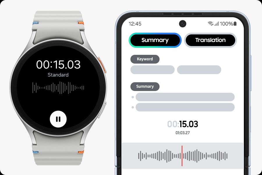 Une Galaxy Watch7 enregistre du son tandis que le smartphone Samsung Galaxy jumel&eacute; affiche l&rsquo;&eacute;cran de la fonction Transcript Assist. En haut, les boutons R&eacute;sum&eacute; et Traduction sont visibles avec le mot-cl&eacute; et le r&eacute;sum&eacute; de la transcription en dessous.