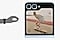 Une main illustr&eacute;e avec une Galaxy Watch7 fait un mouvement de Double pincement. &Agrave; c&ocirc;t&eacute; se trouve le Galaxy Z Flip6 jumel&eacute; avec son &eacute;cran ext&eacute;rieur qui affiche une interface d&rsquo;appareil photo capturant une femme sur un skateboard.