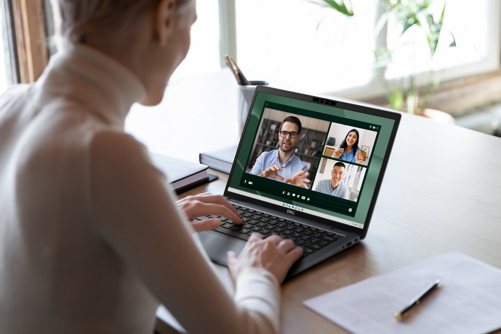 Femme assistant &agrave; une r&eacute;union et tapant sur un ordinateur portable Dell Latitude.