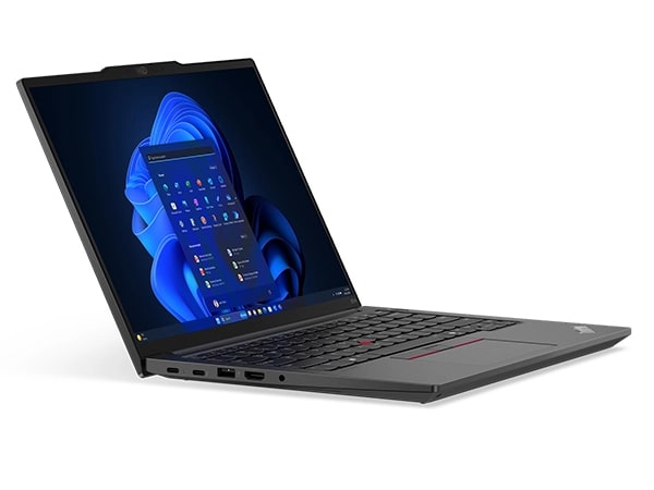 Vue lat&eacute;rale gauche du portable ThinkPad&nbsp;E14 Gen&nbsp;6 (14'' Intel), ouvert &agrave; 110&nbsp;degr&eacute;s, montrant le clavier et l&rsquo;&eacute;cran.
