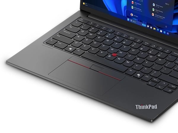 Gros plan du portable Lenovo ThinkPad&nbsp;E14 Gen&nbsp;6 (14'' Intel), ouvert montrant le clavier et le trackpad.