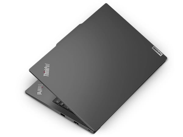 Aper&ccedil;u du portable Lenovo ThinkPad E14 Gen&nbsp;6 (14'' Intel), l&eacute;g&egrave;rement ouvert, montrant le capot sup&eacute;rieur.