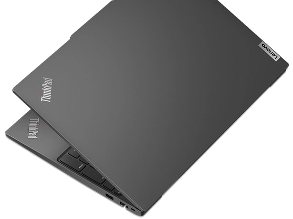 Aperçu du côté arrière du portable Lenovo ThinkPad E16 Gen 2 (16'' Intel), légèrement ouvert, montrant le capot supérieur et une partie du clavier.