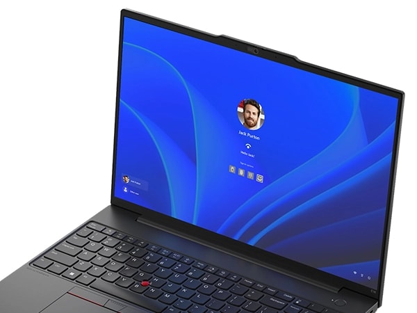 Gros plan de la caméra hybride FHD + IR en option, ainsi que de l'écran, du Lenovo ThinkPad E16 Gen 2 (16'' Intel).