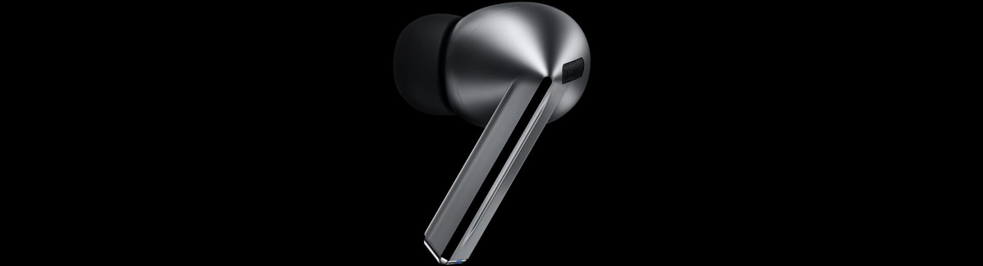 Un seul &eacute;couteur Galaxy Buds3 Pro Argent pr&eacute;sentant les fonctionnalit&eacute;s Blade Lights, Pare-vent, Balayage et Commande par pincement.
