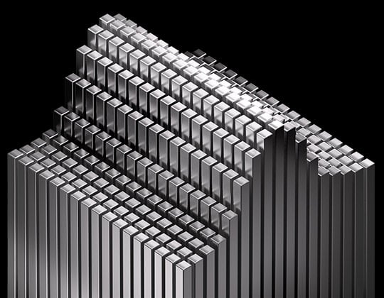 Une courbe en cloche 3D lisse form&eacute;e de colonnes cubiques argent&eacute;es plus petites.