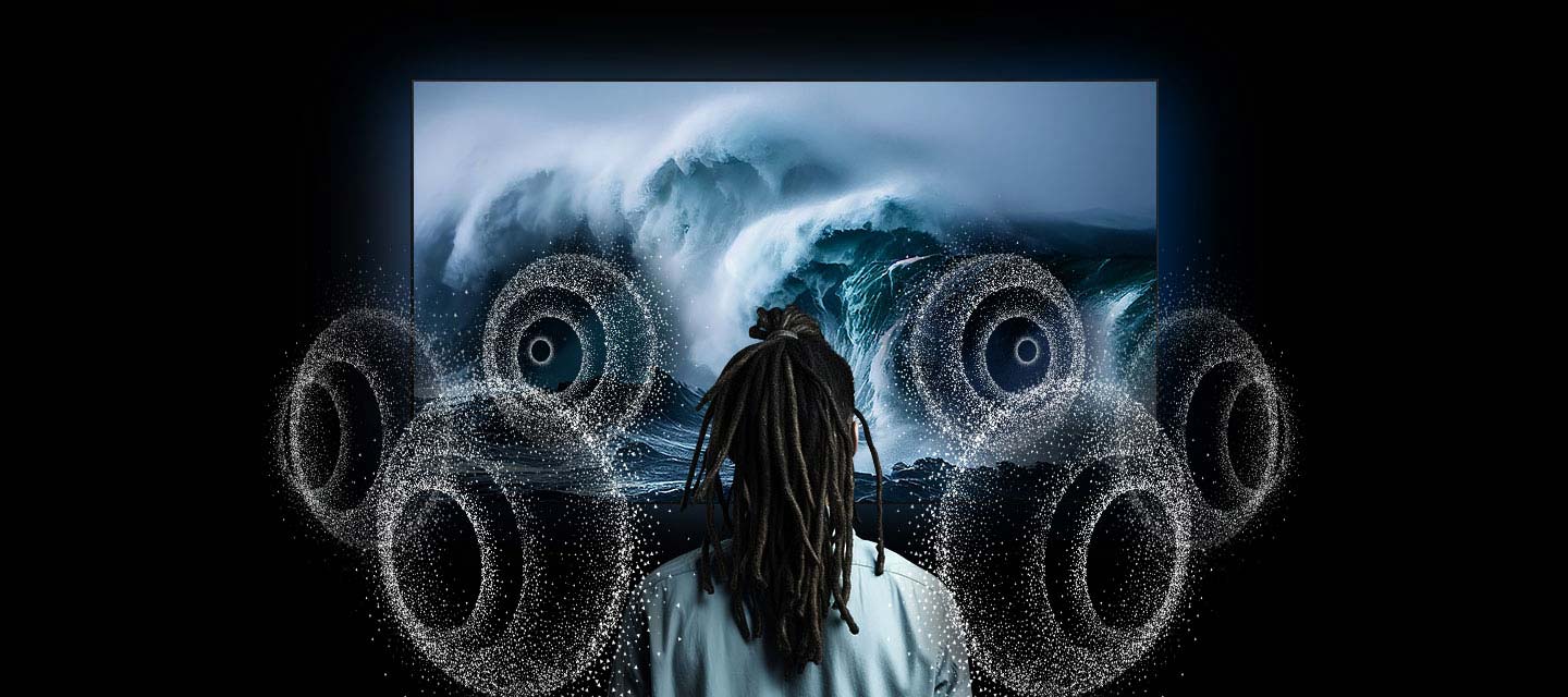 Un homme regarde la t&eacute;l&eacute;, qui affiche trois&nbsp;grosses vagues qui d&eacute;ferlent et s&rsquo;&eacute;crasent dans l&rsquo;oc&eacute;an. Six&nbsp;anneaux de haut-parleurs apparaissent autour de l&rsquo;homme.